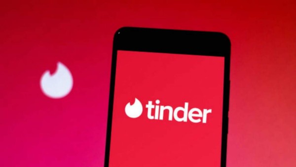 Tinder. La aplicación de referencia en cuanto a ligar se refiere. Su principal virtud es lo sencillo de su funcionamiento. El software propone fotografías a sus usuarios y ya decide si le gustan o no, demostrando que la imagen es más importante que el propio perfil, ahora se puede integrar incluso con Instagram para mejorar los perfiles. Si ambas personas pulsan al me gusta podrán iniciar un chat privado. Se puede reducir la búsqueda seleccionando el género de lo que buscamos y la distancia, siendo el máximo 150 kilómetros.