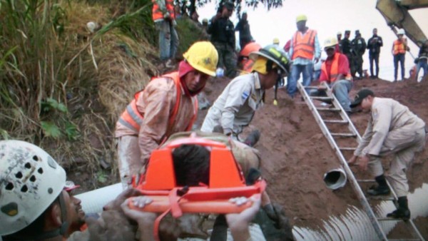 Obrero se salva de morir soterrado en la colonia 21 de Octubre