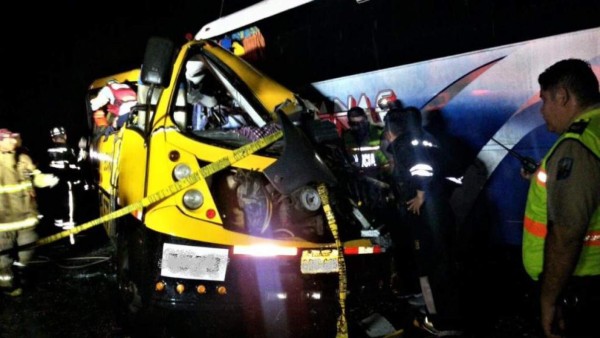 Al menos 20 muertos en choque múltiple en Ecuador&nbsp;