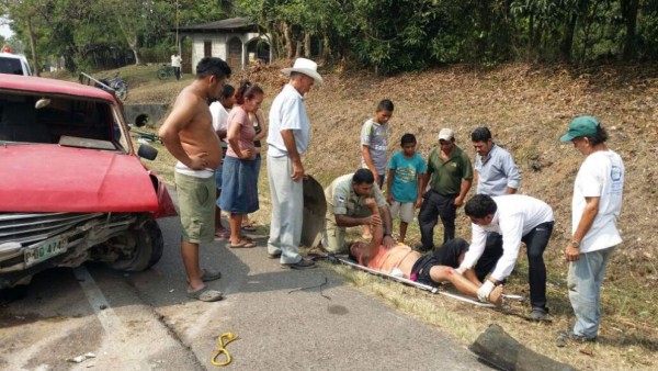 Tres personas heridas tras volcamiento de vehículo