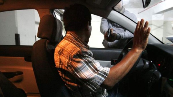 Pandilleros huyen al no lograr desactivar alarma de vehículo que robaron &nbsp;&nbsp; &nbsp;&nbsp;