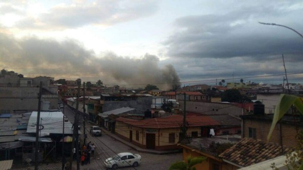 Honduras: Voraz incendio convierte en cenizas un restaurante en Copán