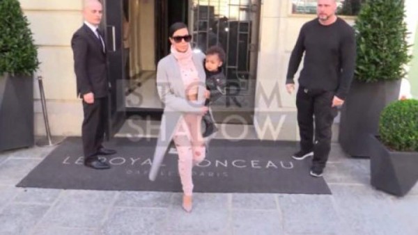 Kim Kardashian olvidó a su bebé en un hotel