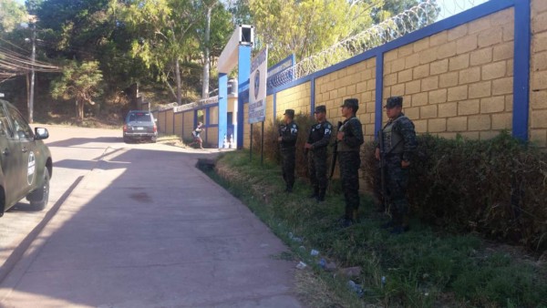 Con perros y pasamontañas, así llegaron agentes a inspeccionar varios centros penitenciarios de Honduras