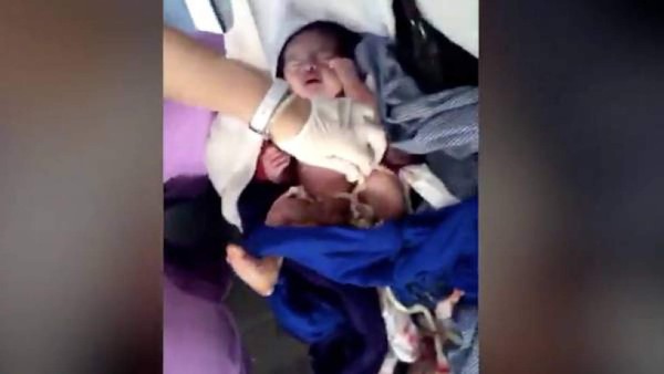 Misterio por niña nacida en baño de gasolinera