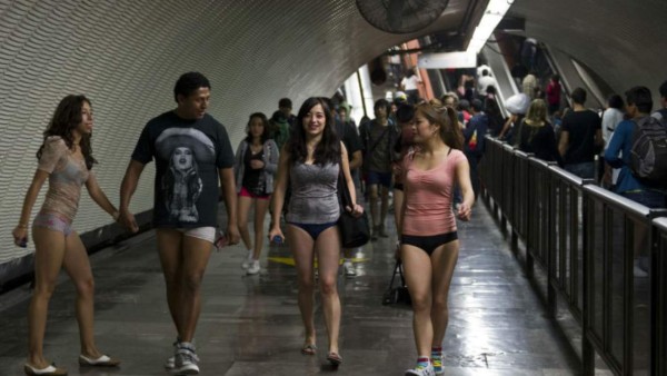 Mexicanos se pasean en ropa interior por el metro para lograr un nuevo récord