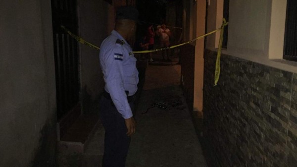 De dos disparos matan a un joven y la Policía captura a su madre y un tío