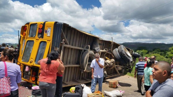 Al menos 25 heridos en accidente de bus en aldea El Guante, Francisco Morazán