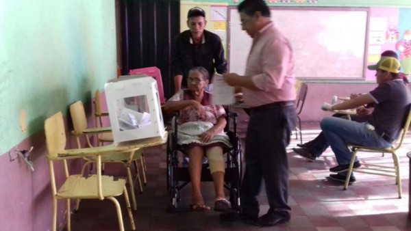 Abuelitos hondureños ejercen su derecho a votar