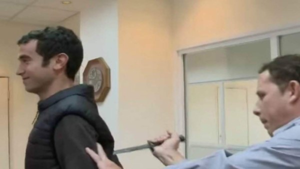 &nbsp;Periodista es apuñalado por error en una demostración de chalecos anticuchillos