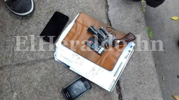 Tras persecución policial caen individuos que llevaban vehículo robado en bulevar FFAA&nbsp;&nbsp;