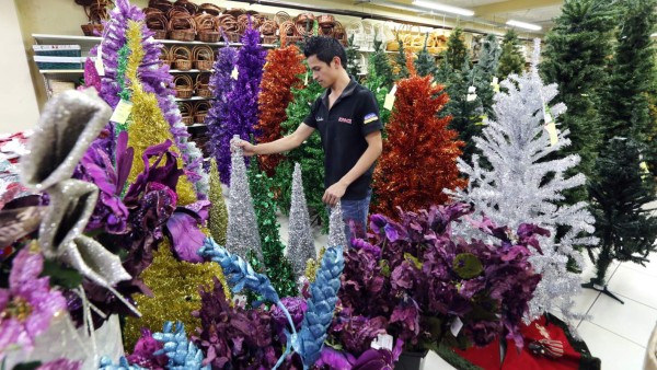Frenesí navideño invade los comercios de la capital