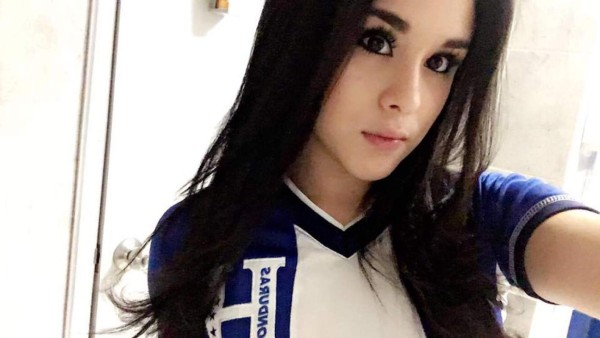 Bellas hondureñas que lucen la camiseta de la 'H”