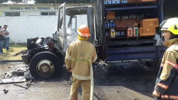 Queman carro repartidor de refrescos en barrio Barandillas de San Pedro Sula