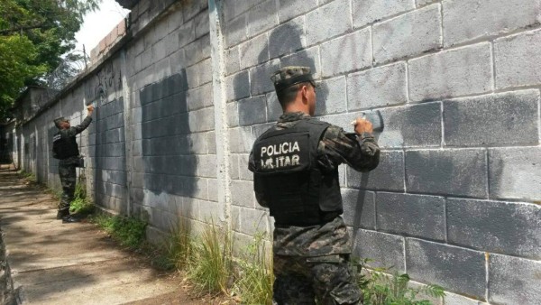 Policías pintan paredes del Saúl Zelaya Jiménez