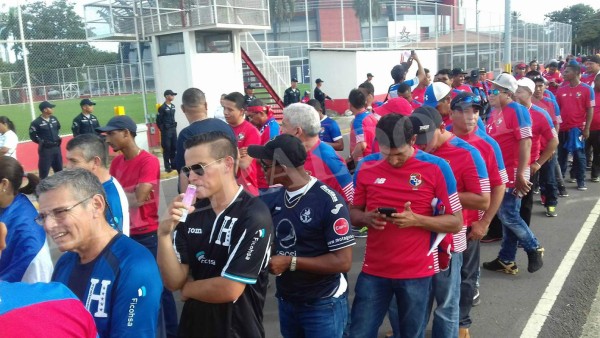 Así está el ambiente a las afueras del Rommel Fernández previo al juego entre Panamá y Honduras
