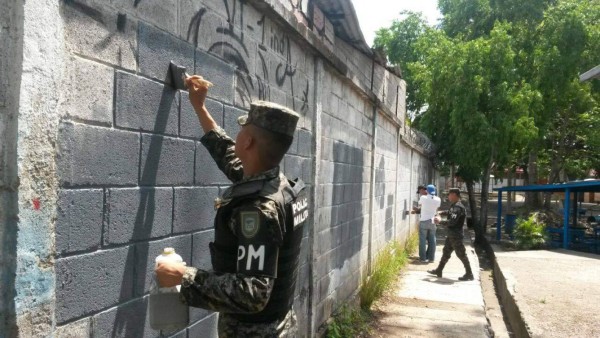 Policías pintan paredes del Saúl Zelaya Jiménez