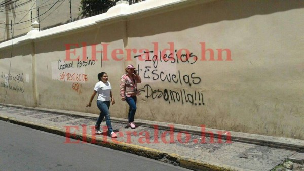 Manchan paredes de la Catedral Metropolitana y otros lugares del Centro de la capital