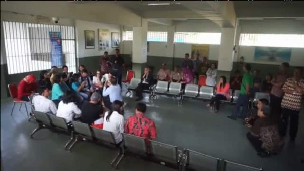 Pacquiao visita a una filipina condenada a muerte en Indonesia
