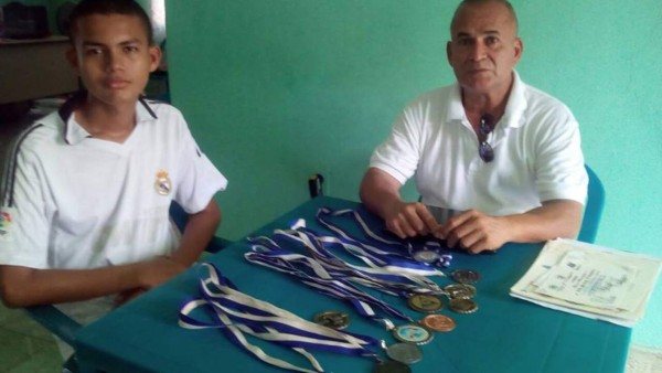 Niño genio en matemáticas anhela ayuda para ir a la UNAH