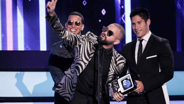 Listos para la vibrante fiesta con Chino y Nacho en el Chochi