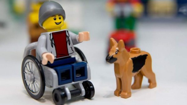 Lego presenta su primera figura con discapacidad