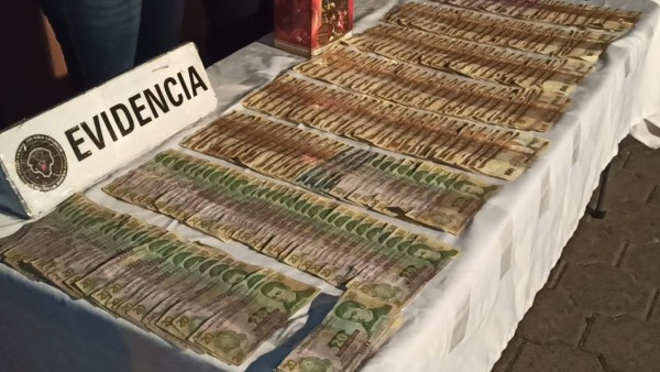 Caen 'El Negro' y 'La Pitufa' con 22 mil lempiras y droga en la capital de Honduras