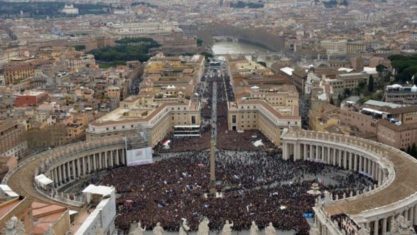 Papa pide perdón por los escándalos que involucran a la Iglesia en Roma y al Vaticano