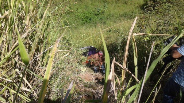 Pareja salva de morir tras caer a hondonada durante práctica de manejo