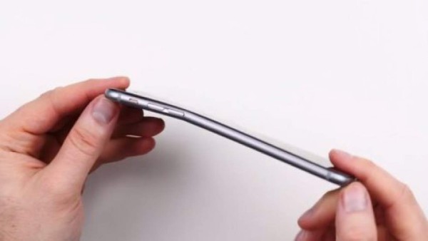 Entran a una tienda de Apple para doblar un iPhone 6&nbsp;&nbsp;