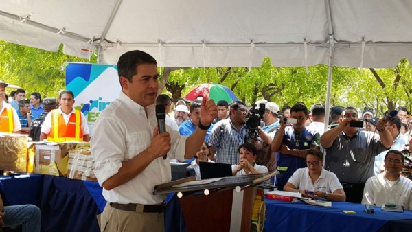 Presidente Hernández participa en licitación de reconstrucción de carretera en la zona sur