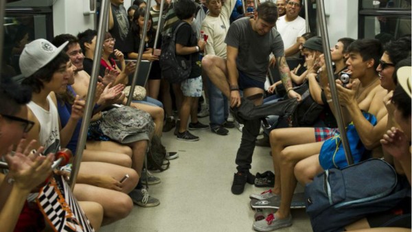 Mexicanos se pasean en ropa interior por el metro para lograr un nuevo récord