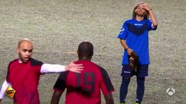 Futbolista profesional se disfraza de hombre y humilla a sus rivales