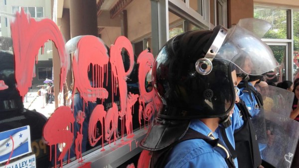 Indígenas se encadenan frente a Fiscalía exigiendo justicia para Berta