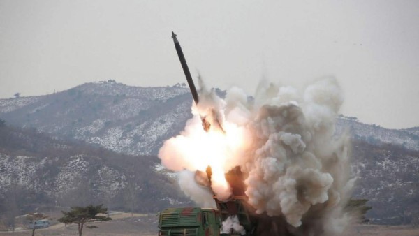 El misil recorrió 2,700 kilómetros, alcanzando una altitud máxima de 550 kilómetros, según el Estado Mayor de Corea del Sur.