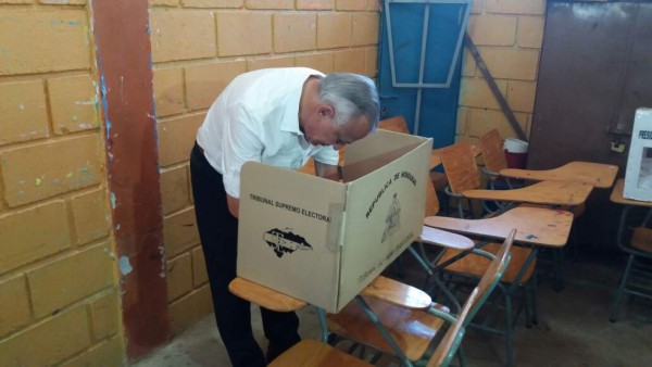 Figuras políticas acuden a las urnas a ejercer el sufragio