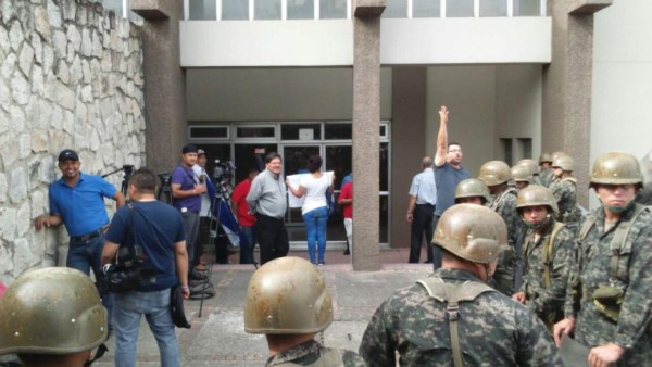 Tras audiencia no hay conciliación en caso de Robert Carmona contra David Romero