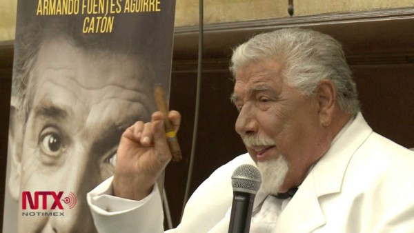 El profesor 'Jirafales” destacó en su libro la visita que hizo a Honduras