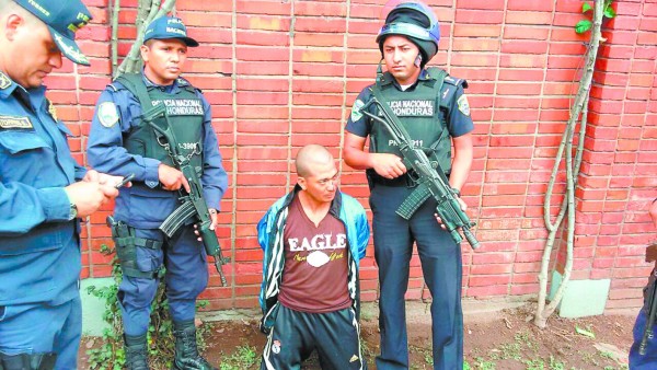 Con chimba cae un policía municipal