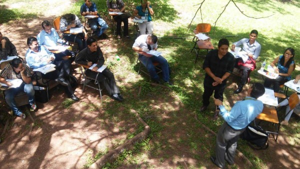 Maestro de la UNAH se las ingenia para no hacer perder clases a sus estudiantes