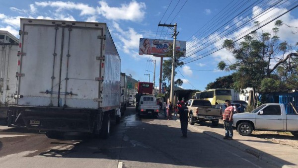 Tomada la salida al norte de la capital tras incendio de buses ejecutivos enfrente de la UNAH