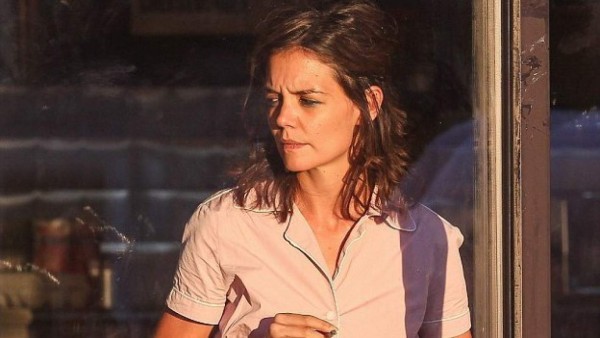 Katie Holmes ahora 'trabaja' de camarera