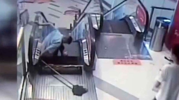 Hombre pierde pierna tras quedar atrapado en escalera eléctrica