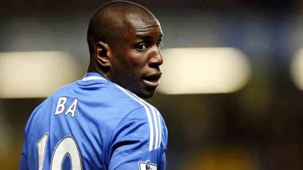 Video: La impactante lesión del exjugador del Chelsea inglés Demba Ba