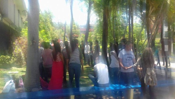 Docente y alumnos madrugan para tomar aula de clases