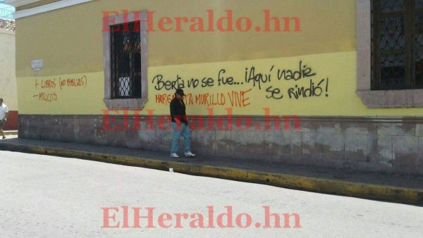 Manchan paredes de la Catedral Metropolitana y otros lugares del Centro de la capital