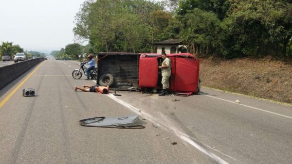 Tres personas heridas tras volcamiento de vehículo