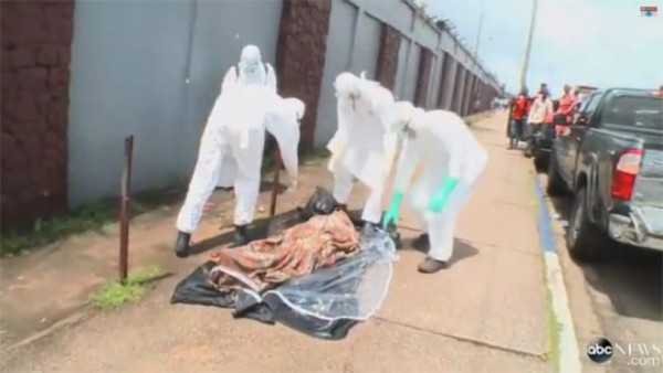 Lo declararon muerto por ébola y revivió en plena calle