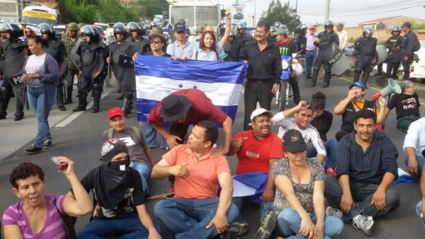 Policía evita toma de carreteras por parte de la Resistencia