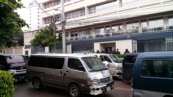 Rapiditos 'brujos' paralizan labores pidiendo legalización